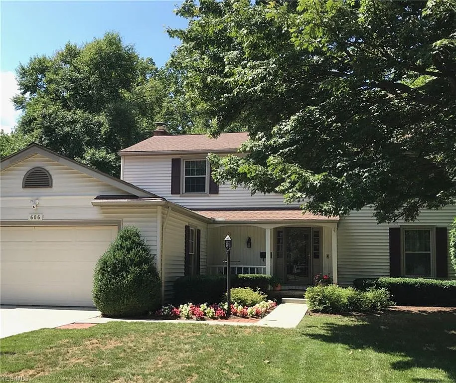 606 Debbington Dr photo 1