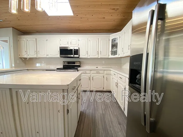 1319 Kelglen Cres #A — Photo 5