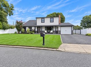 188 Glen Summer Rd, Holbrook, NY 11741