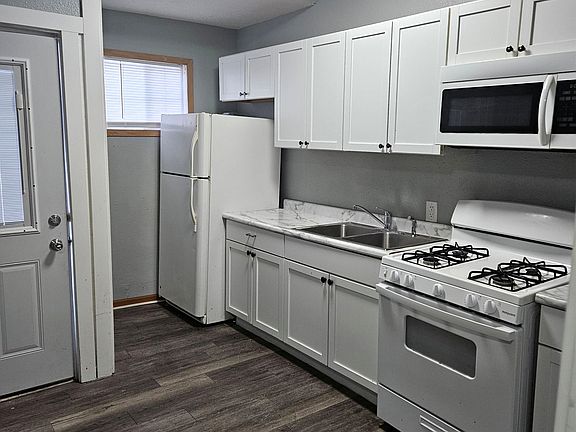 Another view of clean kitchen