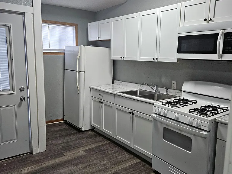 Another view of clean kitchen