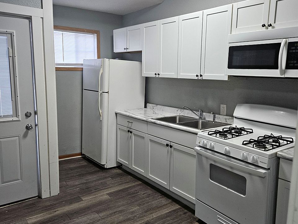 Another view of clean kitchen