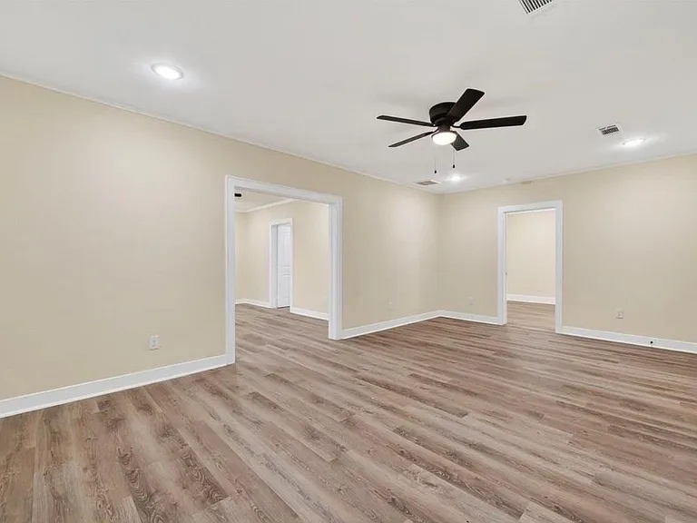 2725 Avenue F — Photo 10