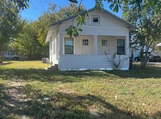 817 S Commerce St, Lockhart, TX 78644