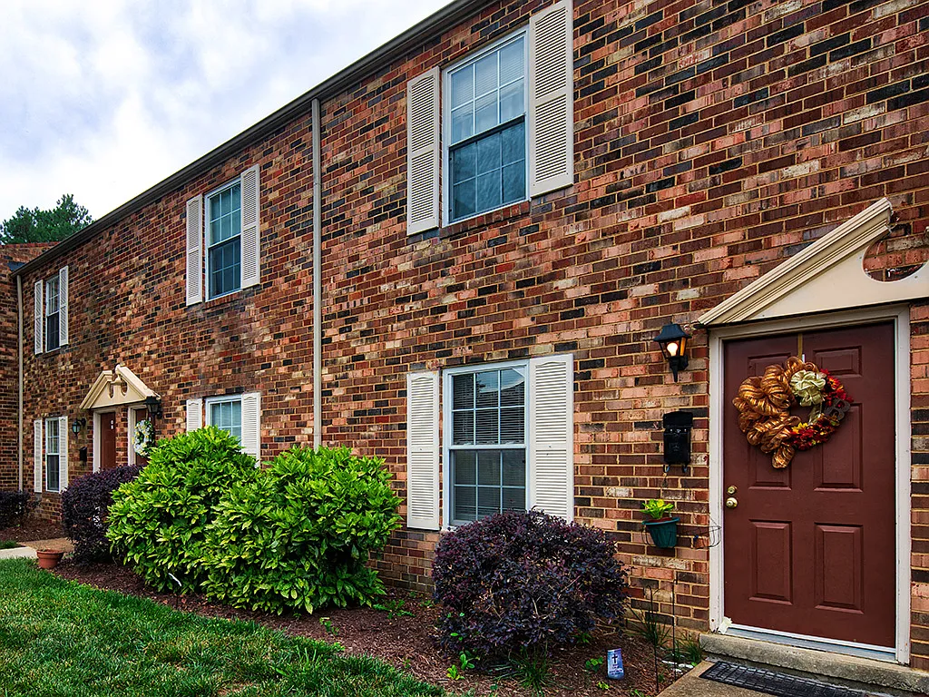 Saddlewood Apartments & Townhomes — Photo 2