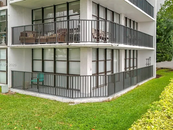 1000 Parkview Dr APT 121, Hallandale Beach, FL 33009