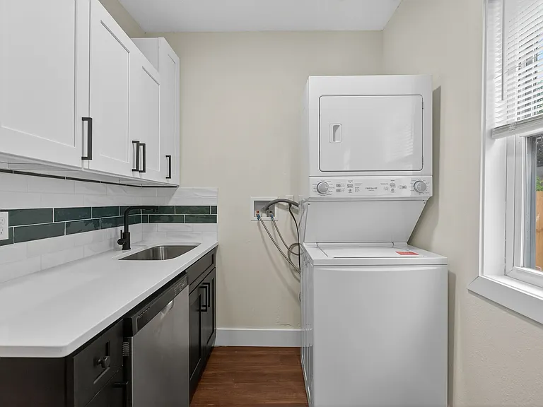 306 12th Ave NE #1 — Photo 16