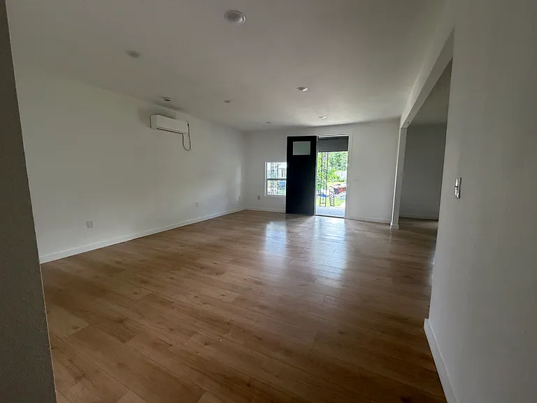 1230 E Davis Ave — Photo 5