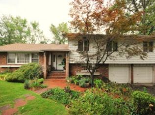 2 Betsy Ct, Great Neck, NY 11021