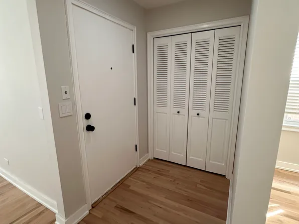 5033 Carol St APT 1, Skokie, IL 60077