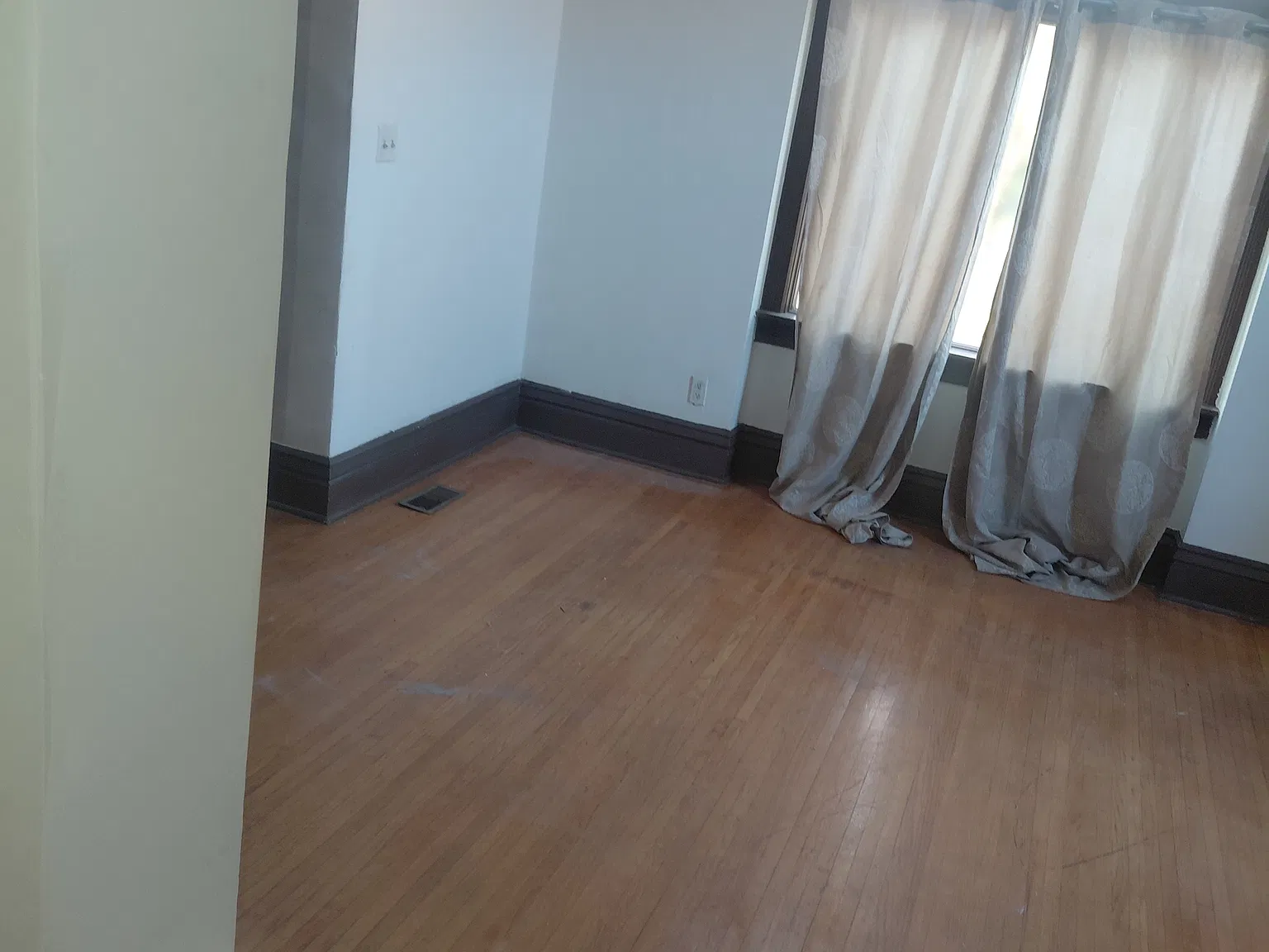 3 bed, 1.0 bath, $1,600 — Photo 4