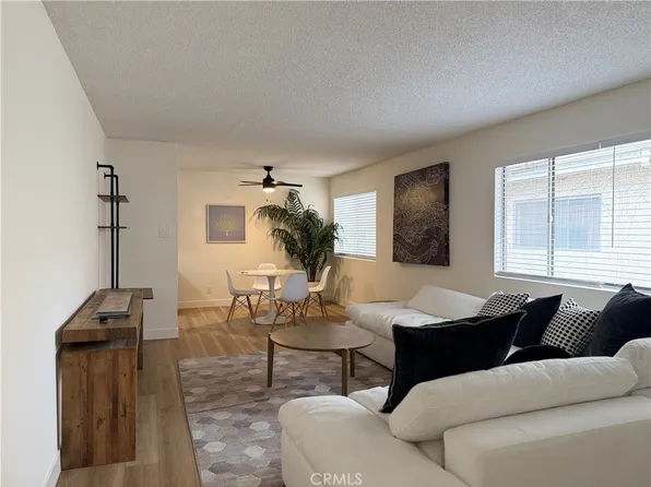 18657 Collins St APT 12A, Tarzana, CA 91356