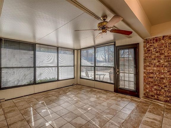 5th image of 1110 Yorkshire Dr
