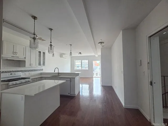 3 bed, 2.0 bath, 6468 sqft, $4,300 — Photo 4