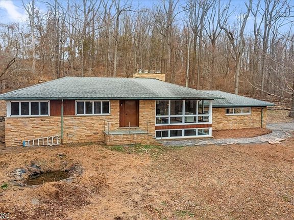 3rd image of 42 Stouts Rd