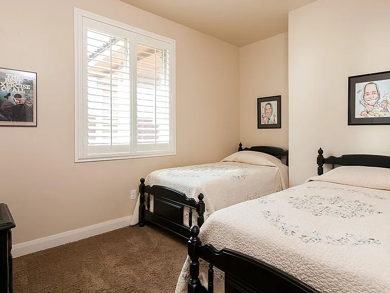 358 E Munich Dr — Photo 7