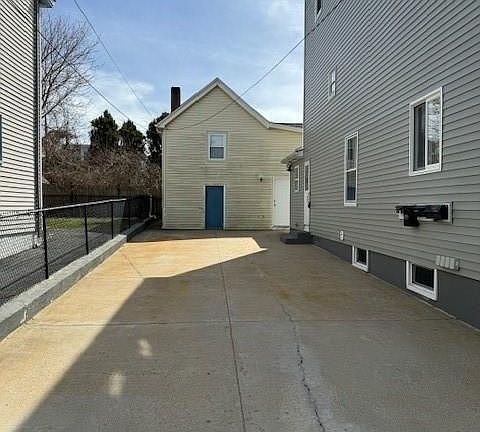2nd image of 40 Bourne St #1