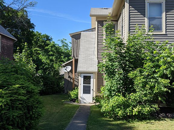 Separate entrance to upstairs apartment