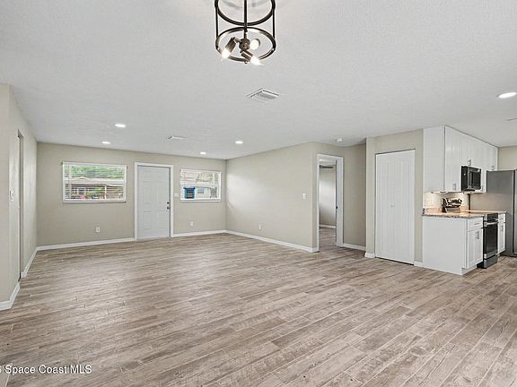 5th image of 2222 Lucille Ln