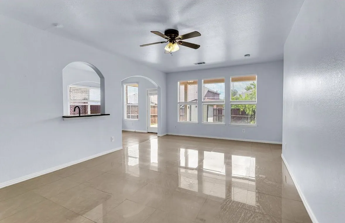 4 bed, 1595 sqft, $2,200 — Photo 3