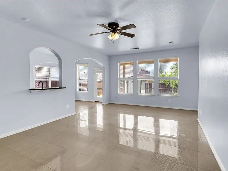 933 Bens Dr — Photo 3