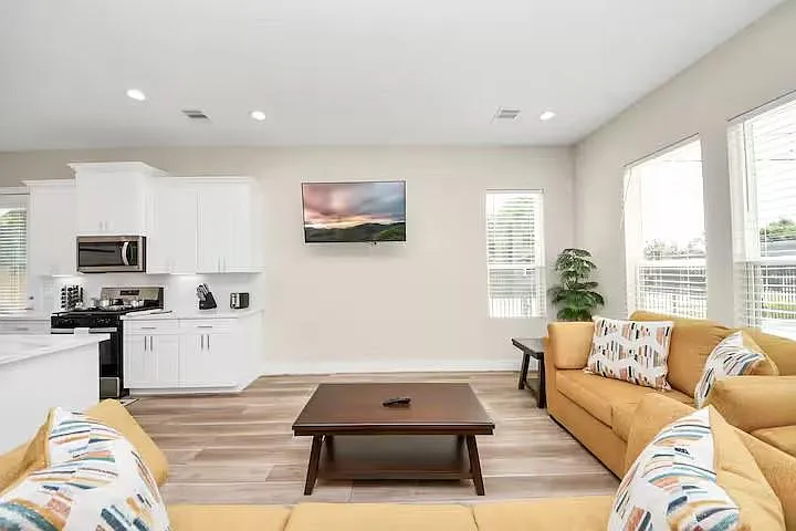 3 bed, 2.5 bath, 1953 sqft, $2,600 — Photo 3