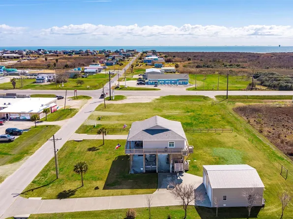 1009 N Monkhouse Dr, Crystal Beach, TX 77650