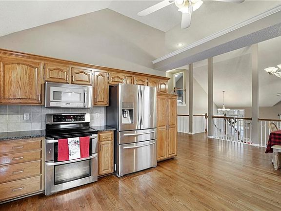 5th image of 715 SW Foxtail Dr