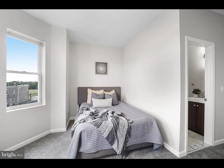2402 Presbury St — Photo 4