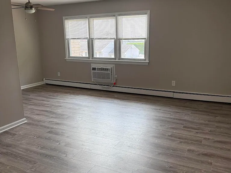 701 New York Ave #4 — Photo 5