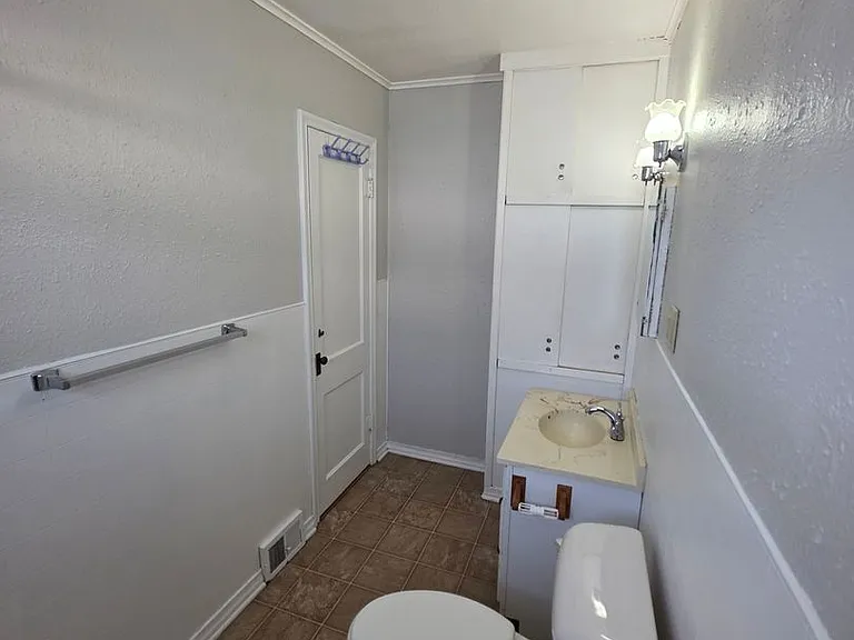 1021 Dilger Ave — Photo 12