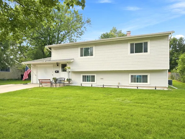 652 Sussex Ln, Crystal Lake, IL 60014