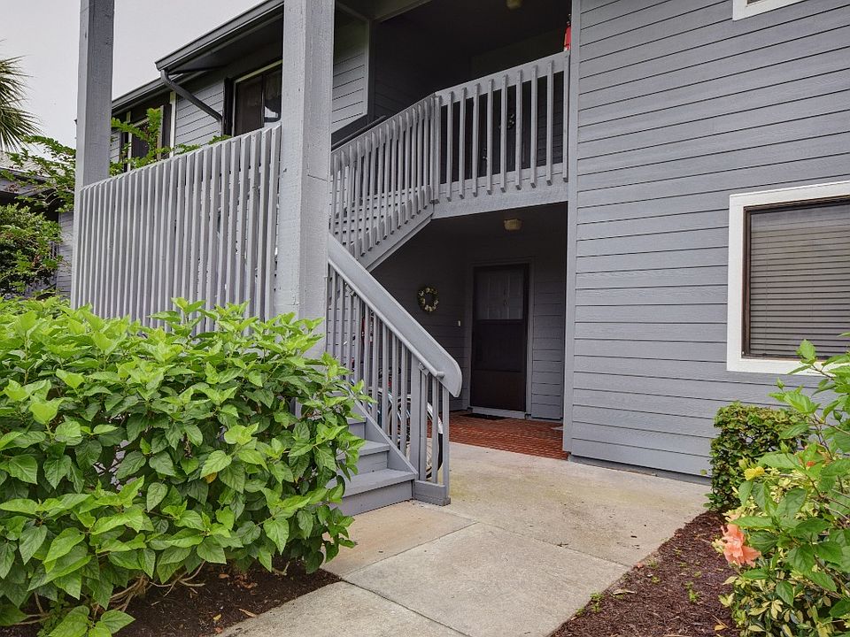 1st image of 5725 Pelican Pointe Dr APT 1