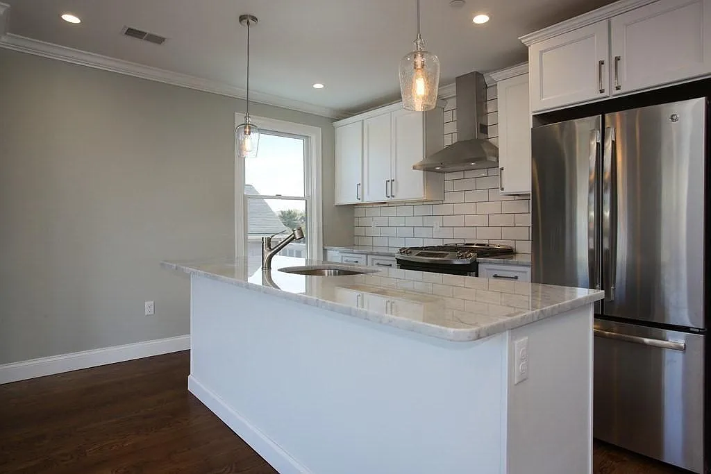 3 bed, 1123 sqft, $4,650 — Photo 3