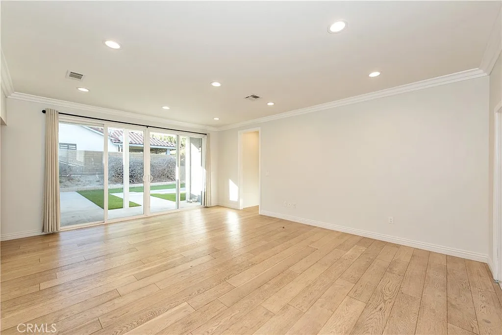 4 bed, 2356 sqft, $4,900 — Photo 4