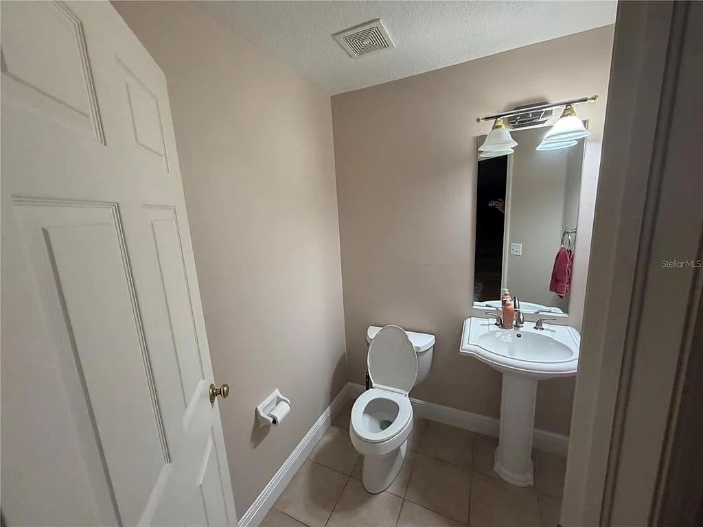 3 bed, 2.5 bath, 2348 sqft, $3,700 — Photo 4