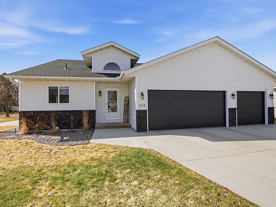 1st image of 208 Iris Ln NE