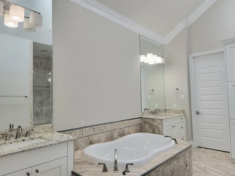 1702 Calumet St — Photo 25