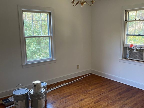 4th image of 165 Searcy St