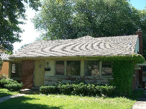 1st image of 1321 W Glenlake Ave