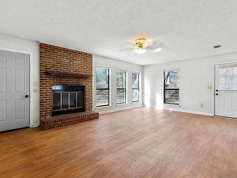 233 N Cedarbrook Dr — Photo 2