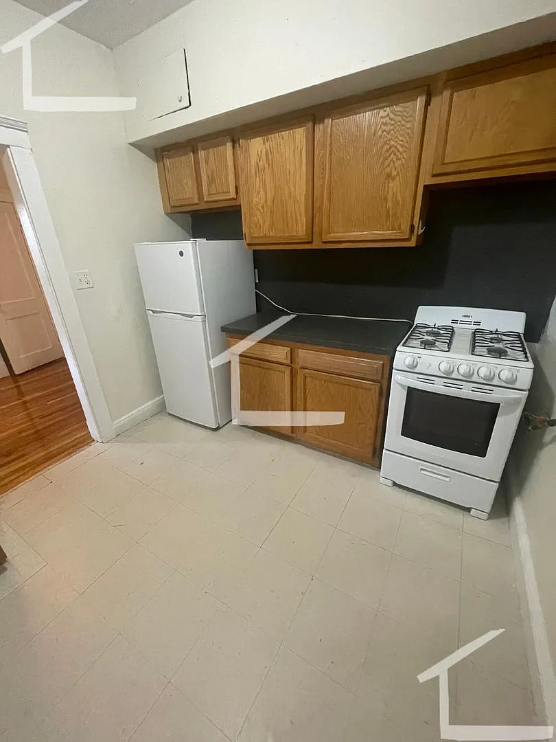 9/1- No Fee! Split-style 2BR on Green Line in Brighton! — Photo 4