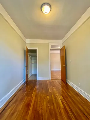 Rented by Zikos Realty Services | media 6