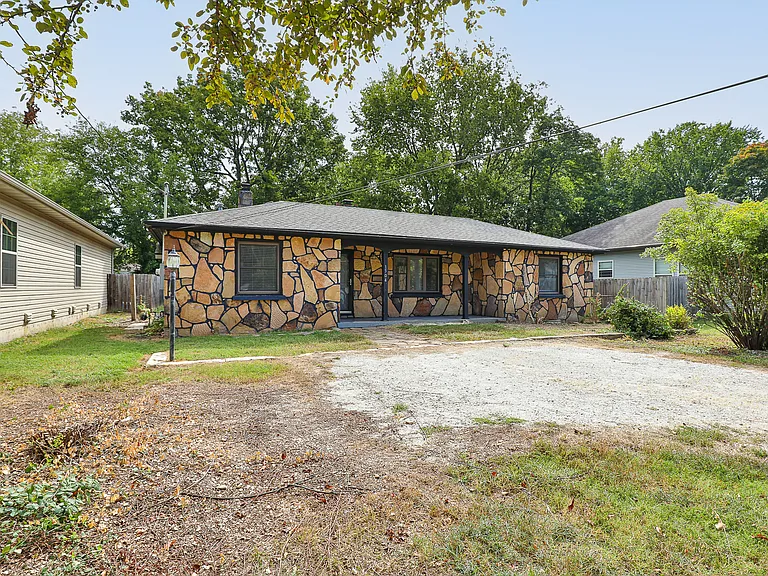 1504 S Rogers Ave — Photo 3