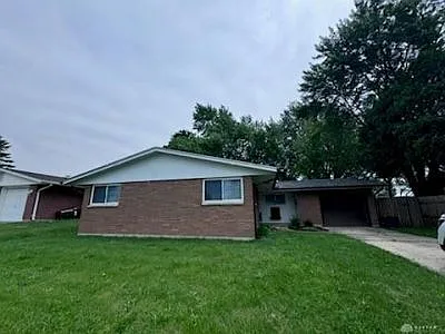 1336 Maplegrove Dr — Photo 2