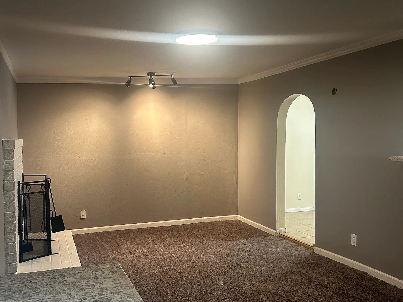 3 bed, 2400 sqft, $2,400 — Photo 3