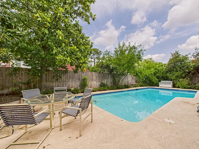 702 Daria Ct — Photo 43