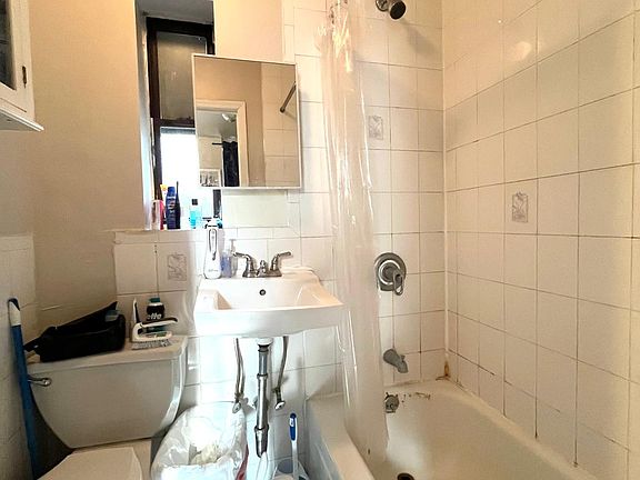 3rd image of 403 E 6th St APT 2E