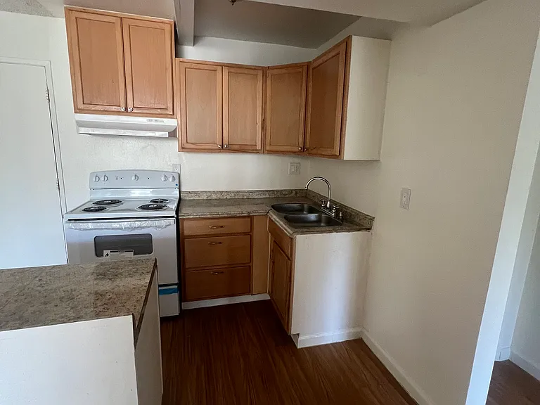 Lennox Lanai Apartments — Photo 14