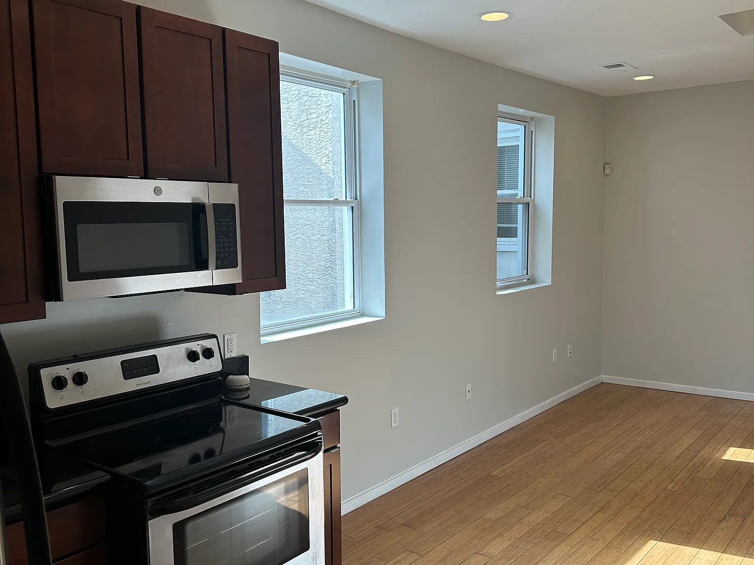 3 bed, 900 sqft, $1,750 — Photo 2